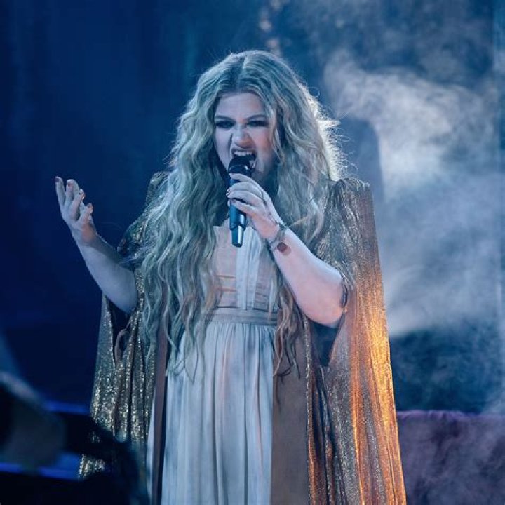 Kelly Clarkson Performing as Stevie nicks