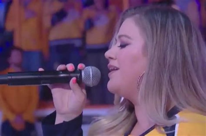 kelly-clarkson-slays-national-anthem-predators-game-ftr
