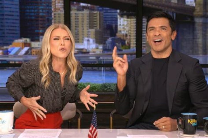 Kelly Ripa As Christina Aguilera