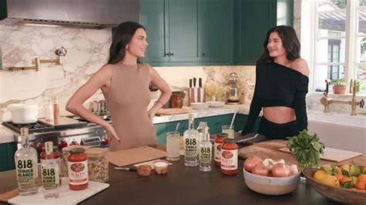 Kendall Jener mixes her 818 at Delilah