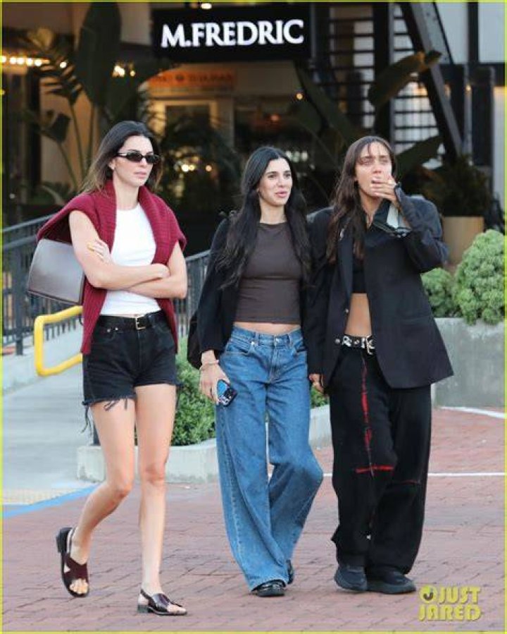 Kendall Jenner and friends buy some candy from a young street vendor as she and father Caitlyn Jenner head to the Clippers Game at Crypto.com Arena in Los Angeles, CA. Pictured: Kendall Jenner,Caitlyn Jenner Ref: SPL5496636 231022 NON-EXCLUSIVE Picture by: Damian Avitia / London Entertainment / SplashNews.com Splash News and Pictures USA: +1 310-525-5808 London: +44 (0)20 8126 1009 Berlin: +49 175 3764 166 World Rights