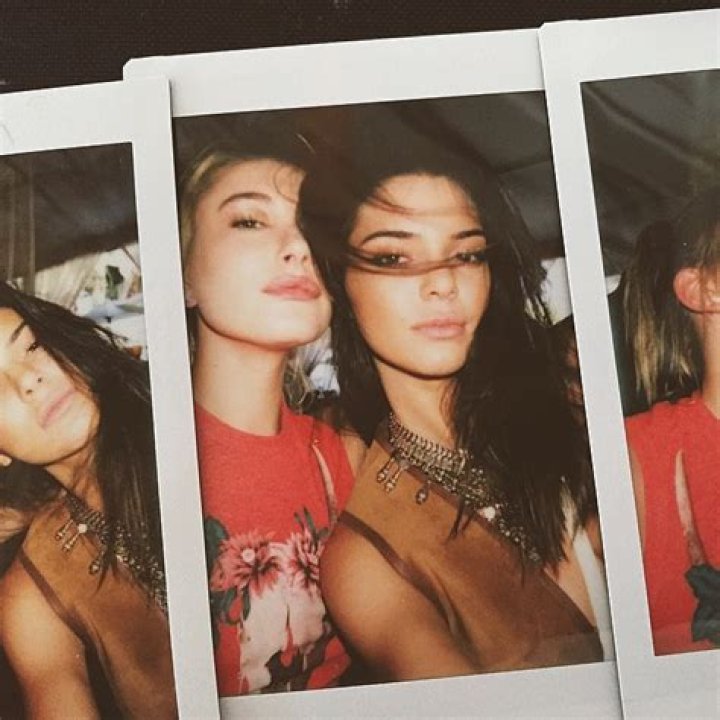 kendall-jenner-hailey-baldwin-bikini