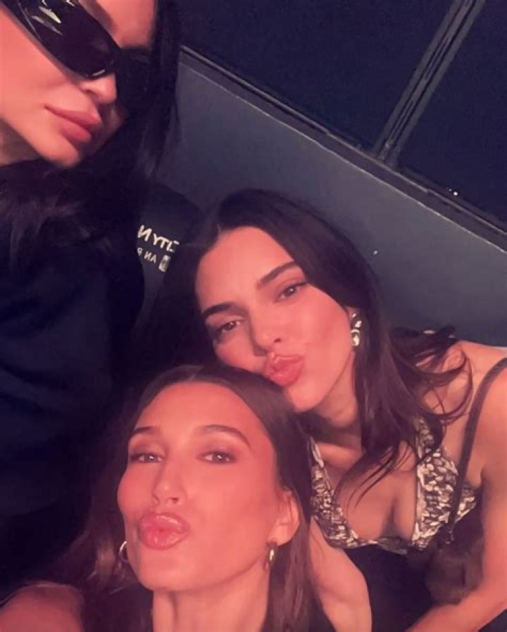 kendall-jenner-hailey-baldwin-dancing-coachella-3-ffn