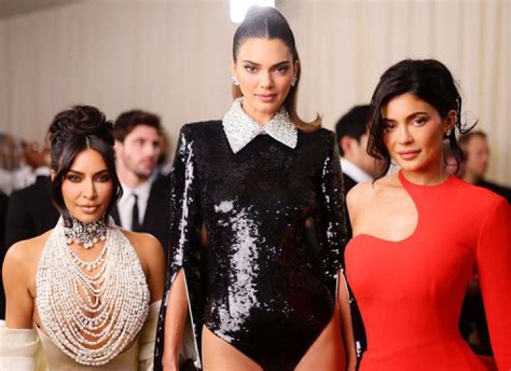 kendall-jenner-kim-kardashian-kylie-jenner-met-gala-2017-rex