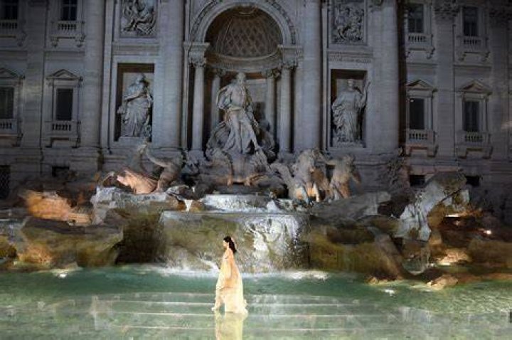 Kendall Jenner trevi fountain