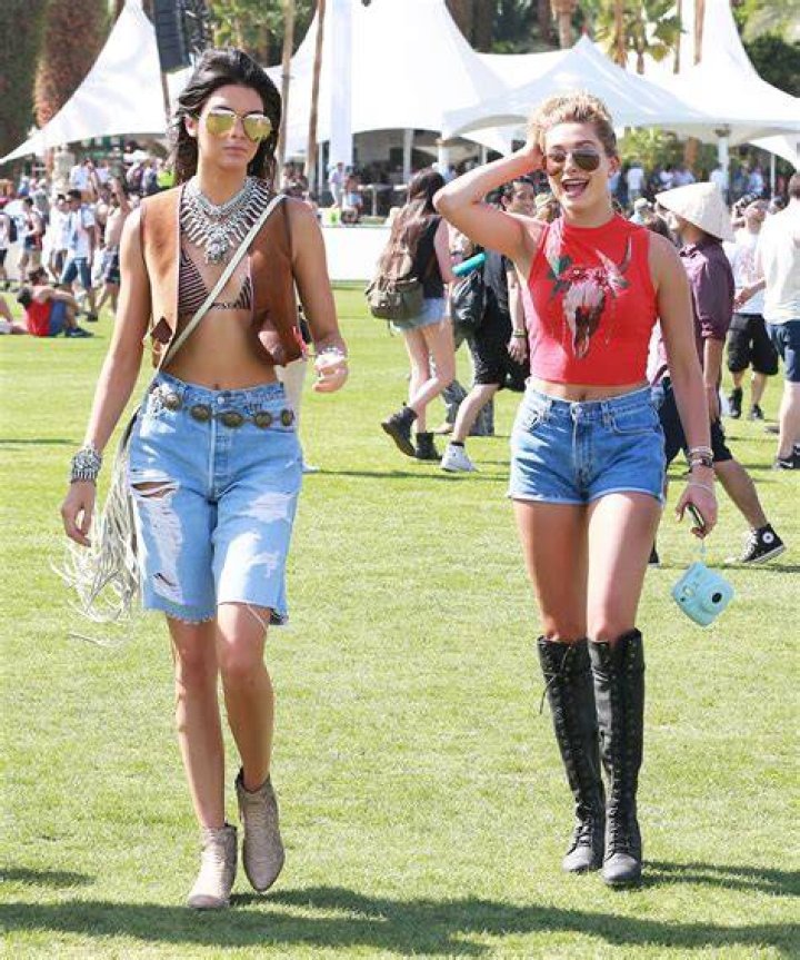 kendall-kylie-jenner-coachella-2015-bikini-blue-hair-ftr