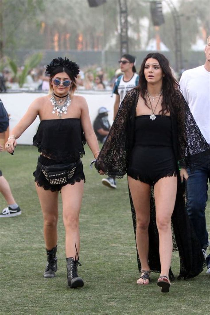kendall-kylie-jenner-coachella-music-festical-2015-02