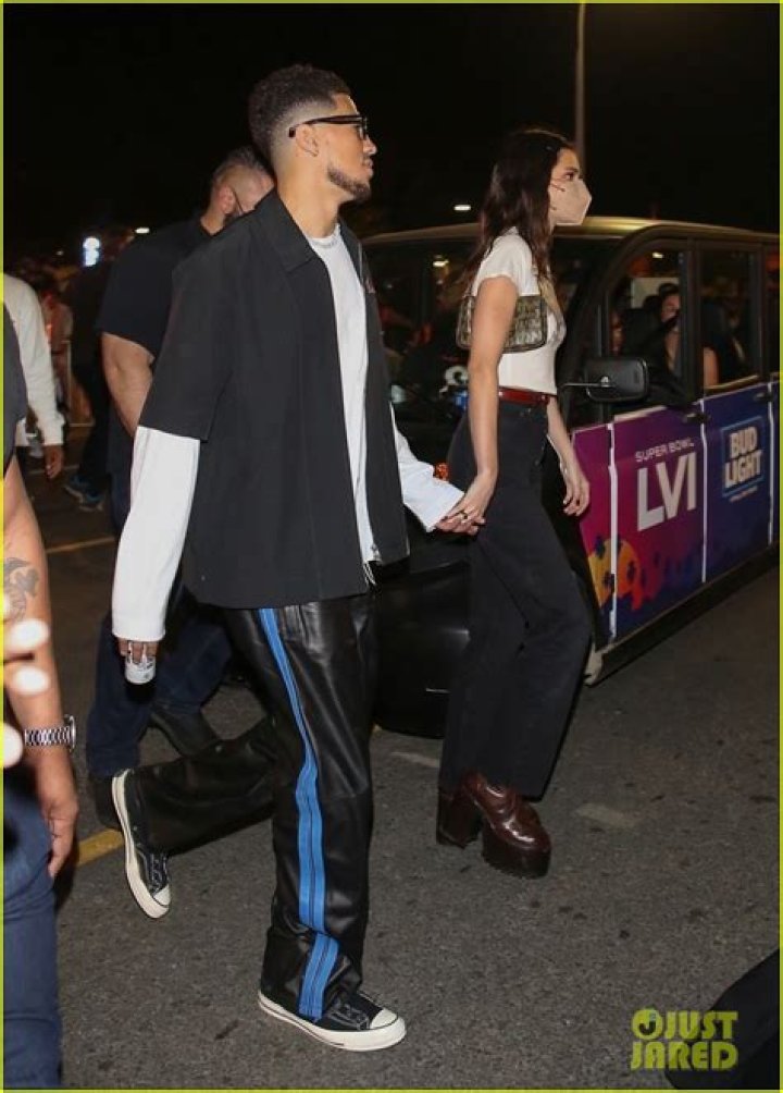 Kendall & Kylie Jenner leave Devin Booker&rsquo;s basketball game