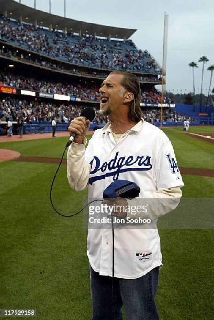 Kenny Loggins Sings The National Anthem