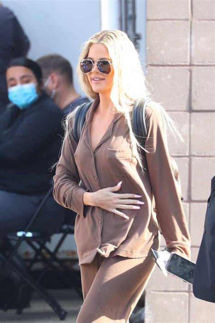Khloe-Kardashian-braless-ffn-ftr
