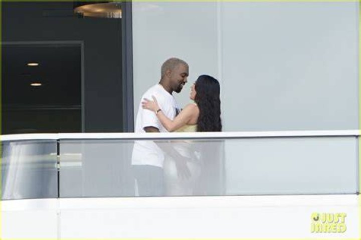 Kim Kardashian Kanye West PDA VMAs