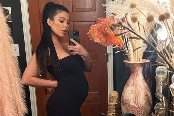kourtney-kardashian-baby-bump-any-day-now-ffn