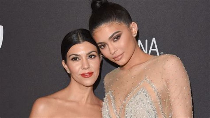 kourtney-kardashian-kylie-jenner-kris-mtv-vmas-2015-video-music-awards-2
