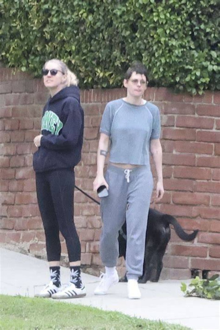 Kristen Stewart & Dylan Meyer Grocery Shopping