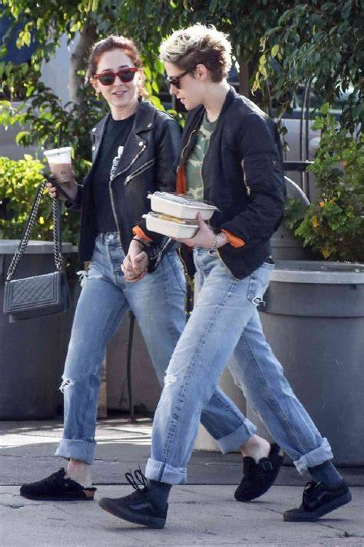 Kristen Stewart is seen at the Martinez hotel during the 75th annual Cannes Film Festival on May 23, 2022 in Cannes, France. Pictured: Kristen Stewart Ref: SPL5313070 230522 NON-EXCLUSIVE Picture by: SplashNews.com Splash News and Pictures USA: +1 310-525-5808 London: +44 (0)20 8126 1009 Berlin: +49 175 3764 166 World Rights, No Argentina Rights, No Belgium Rights, No Czechia Rights, No Finland Rights, No France Rights, No Germany Rights, No Italy Rights, No Mexico Rights, No Peru Rights, No Portugal Rights, No Spain Rights, No Switzerland Rights, No United Kingdom Rights