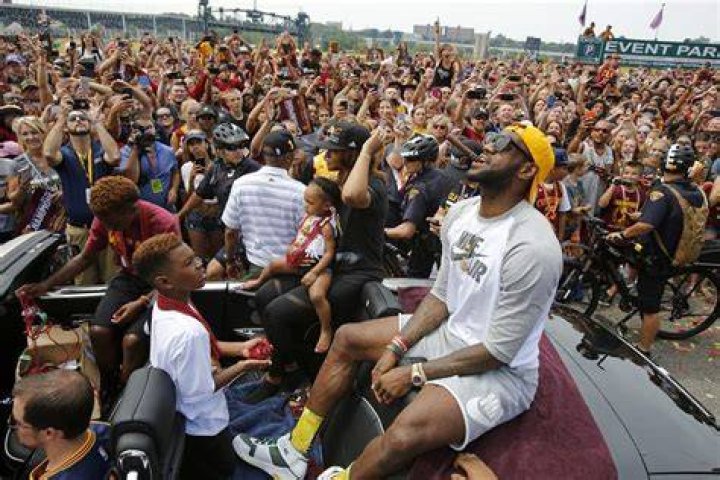 lebron-james-parade-cleveland-cavaliers-ftr