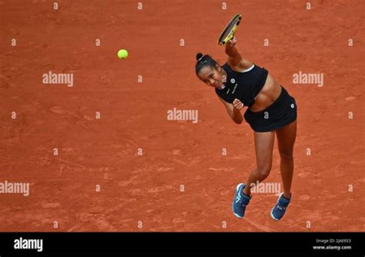 Leylah Fernandez plays in the 2020 Mexican Open
