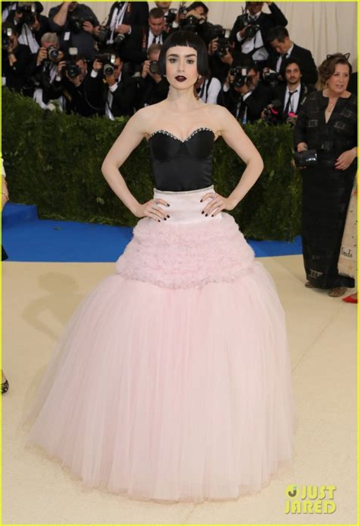 Lilly-Collins-met-gala-2017-beauty