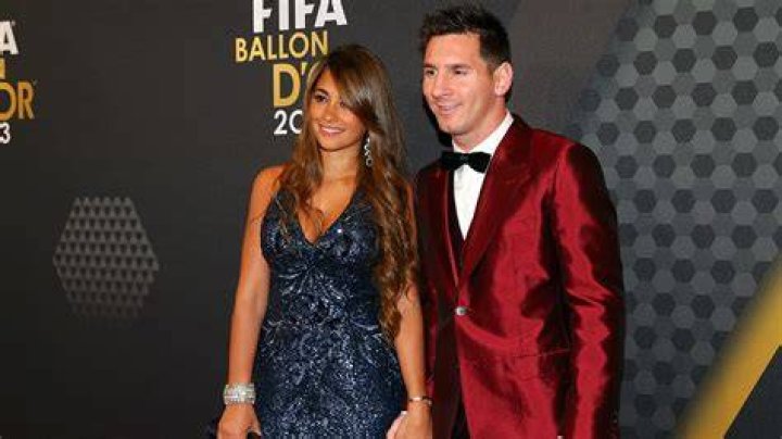 Lionel Messi and Antonella Roccuzo with a dolphin
