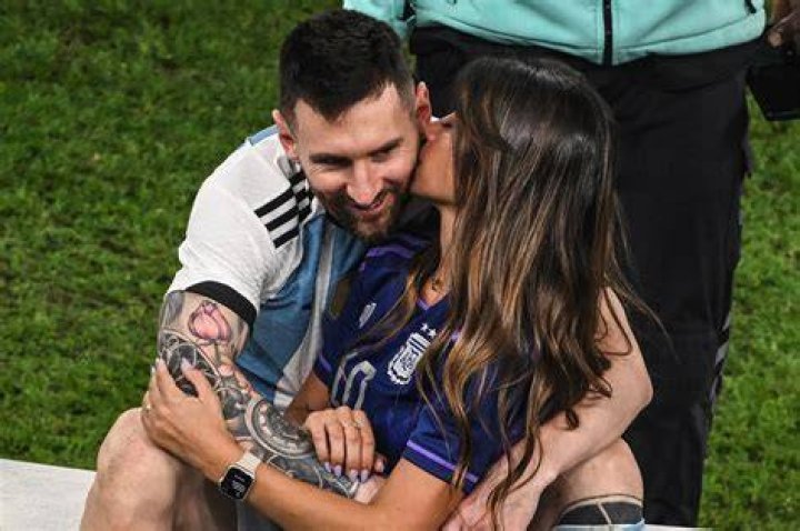 Lionel Messi & Antonella Roccuzo kissing