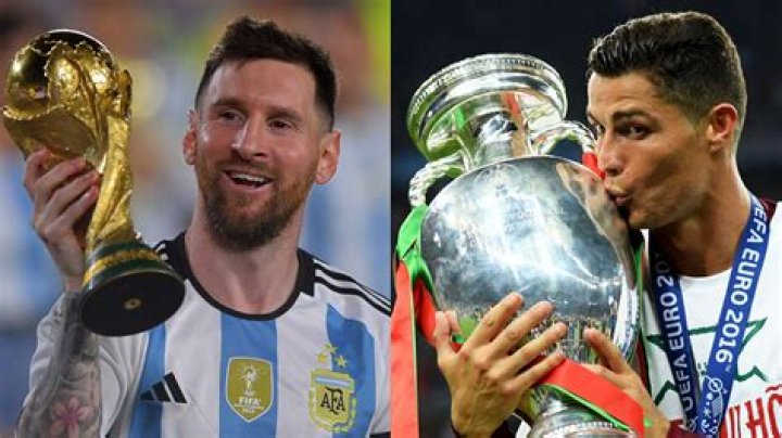 Lionel Messi in between two police officers