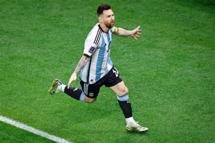 Lionel Messi walking