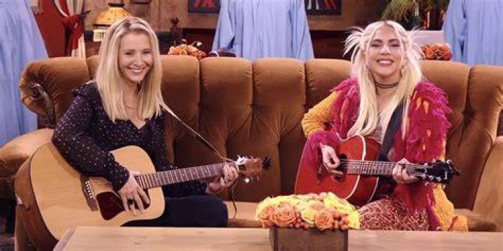 Lisa Kudrow and Lady Gaga perform &ldquo;Smelly Cat&rdquo;. Photo: Terence Patrick