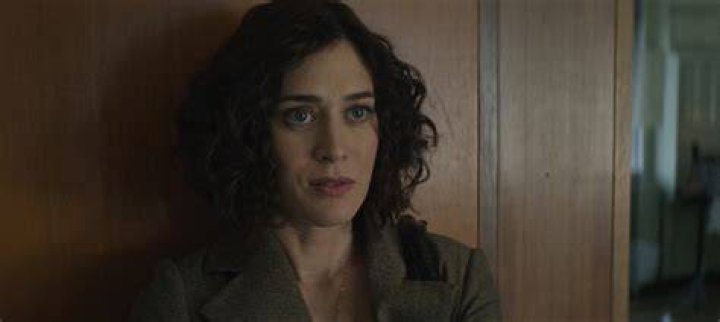 Lizzy Caplan as Alex Forrest and Joshua Jackson as Dan Gallagher in Fatal Attraction streaming on Paramount+ 2022. Photo credit: Monty Brinton/Paramount+