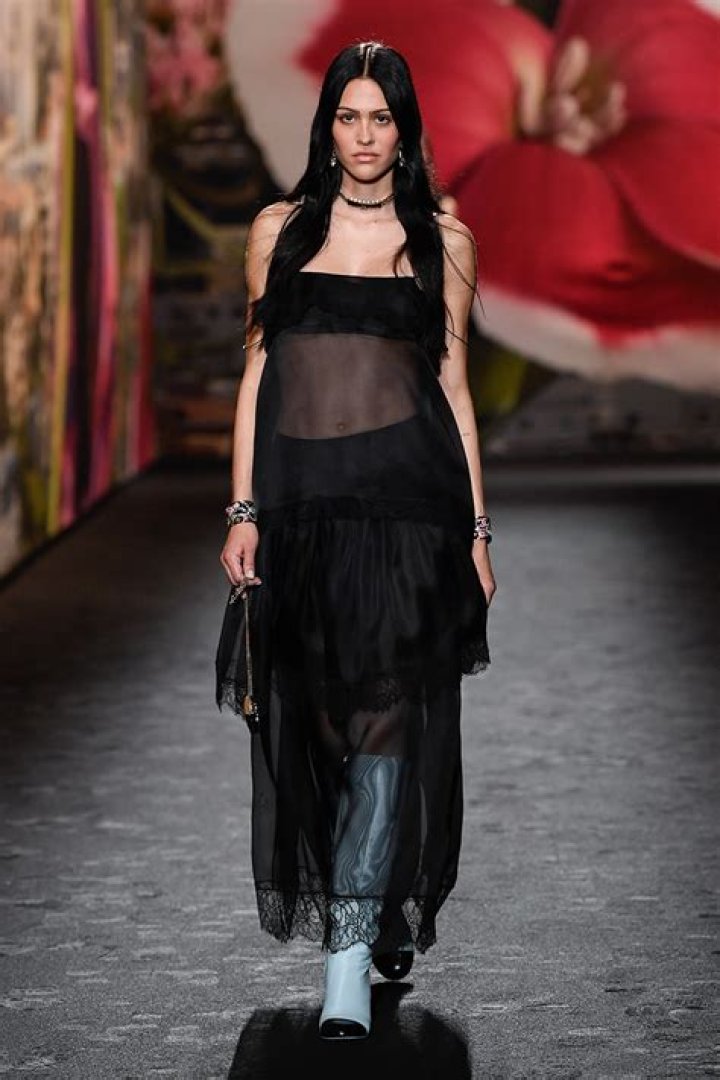London, UNITED KINGDOM - Amelia Hamlin looks chic with her hair tied back after modeling for Richard Quinn fashion Show in London. Pictured: Amelia Hamlin BACKGRID USA 21 SEPTEMBER 2021 USA: +1 310 798 9111 / UK: +44 208 344 2007 / *UK Clients - Pictures Containing Children Please Pixelate Face Prior To Publication*