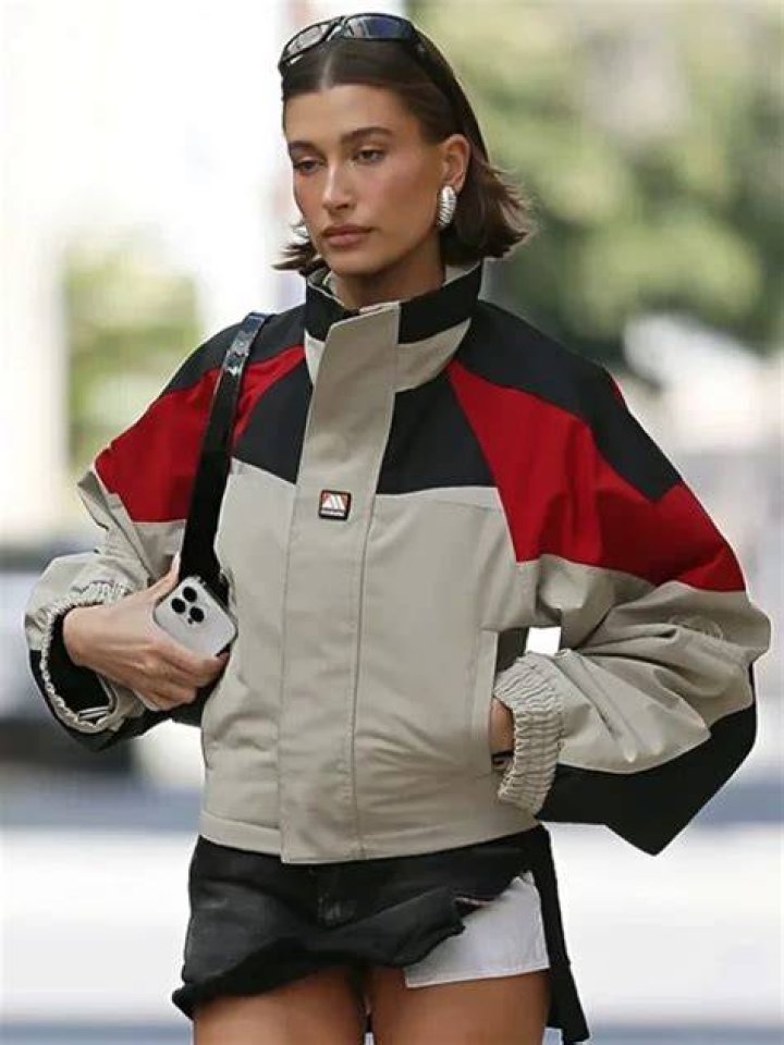 Los Angeles, CA - *EXCLUSIVE* - Hailey Bieber and her bodyguard pictured after her hair appointment this morning in West Hollywood.Pictured: Hailey BieberBACKGRID USA 2 NOVEMBER 2021 USA: +1 310 798 9111 / : +44 208 344 2007 / *UK Clients - Pictures Containing ChildrenPlease Pixelate Face Prior To Publication*