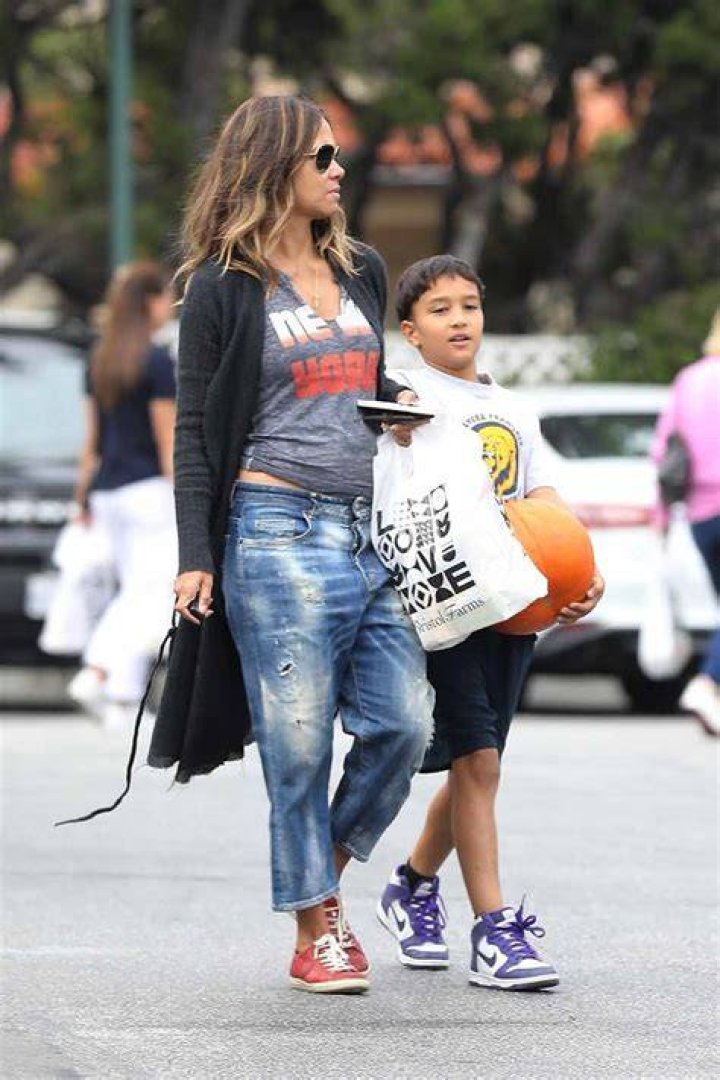 Los Angeles, CA - *EXCLUSIVE* - Halle Berry is making sure her daughter Nahla Aubry gets a head start when it comes to college prep as the mother and daughter duo arrive at Cal State University, Los Angeles to check out the LACHSA (Los Angeles County High School for the Arts) as Nahla preps for high school. Pictured: Halle Berry, Nahla Aubry BACKGRID USA 26 FEBRUARY 2022 BYLINE MUST READ: Terma / BACKGRID USA: +1 310 798 9111 / UK: +44 208 344 2007 / *UK Clients - Pictures Containing Children Please Pixelate Face Prior To Publication*