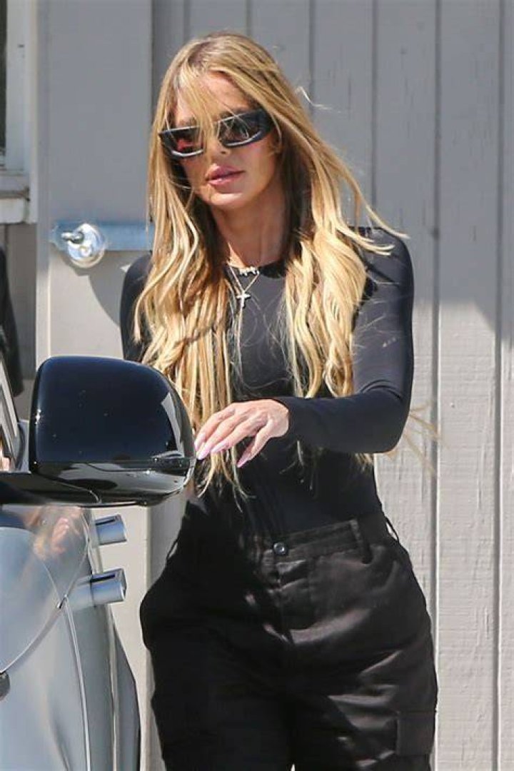 Los Angeles, CA - *EXCLUSIVE* - Khloe Kardashian dresses sexy as she meets with her daughter True for gymnastic class wearing a revealing black top with distressed denim and heels.Pictured: Khloe KardashianBACKGRID USA 8 APRIL 2022 USA: +1 310 798 9111 / : +44 208 344 2007 / *UK Clients - Pictures Containing ChildrenPlease Pixelate Face Prior To Publication*