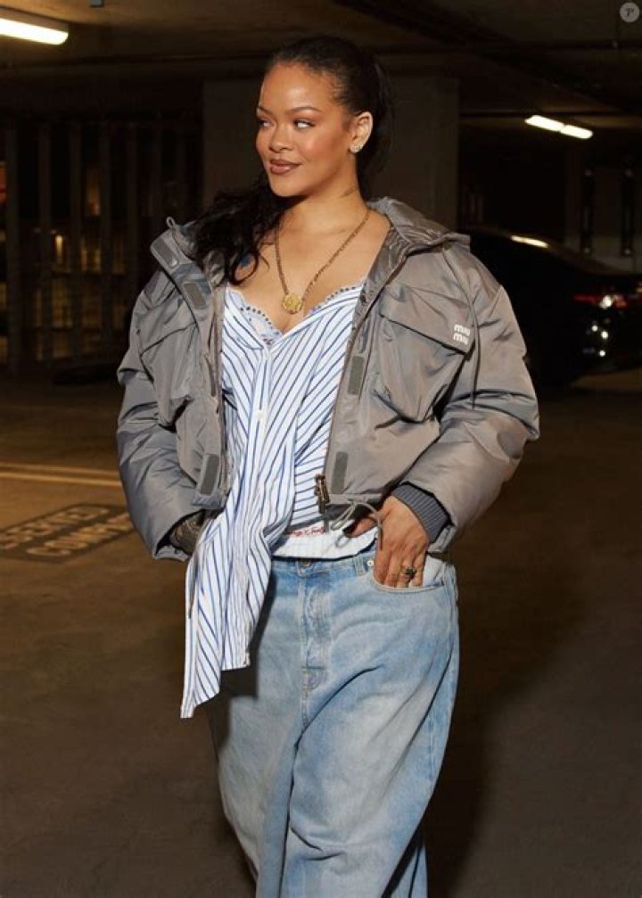 Los Angeles, CA - *EXCLUSIVE* - Rihanna covers her famous face but proudly displays her HUGE baby bump while arriving at a building in the 90210 this afternoon. Pictured: Rihanna BACKGRID USA 18 JULY 2023 USA: +1 310 798 9111 / UK: +44 208 344 2007 / *UK Clients - Pictures Containing Children Please Pixelate Face Prior To Publication*