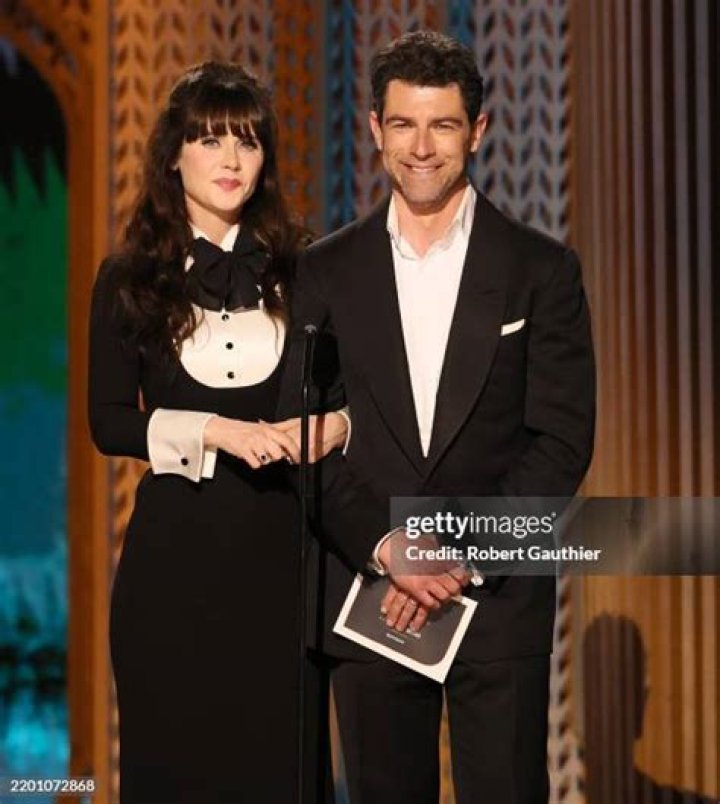Los Angeles, CA - *EXCLUSIVE* - Zooey Deschanel and Jonathan Scott spend Christmas Eve at LACMA. Zooey brought along her kids and met up with her family, including her sister, actress Emily Deschanel. Pictured: Zooey Deschanel, Jonathan Scott, Emily Deschanel BACKGRID USA 24 DECEMBER 2022 BYLINE MUST READ: BACKGRID USA: +1 310 798 9111 / UK: +44 208 344 2007 / *UK Clients - Pictures Containing Children Please Pixelate Face Prior To Publication*