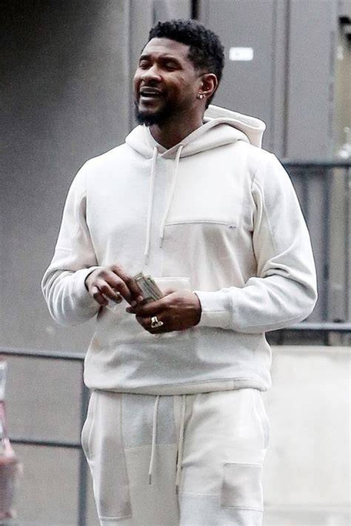 Los Feliz, CA - *EXCLUSIVE* - Usher and his girlfriend Jenn Goicoechea enjoy some family time as they step out for lunch with their daughter Sovereign and their newborn baby. Pictured: Usher, Jenn Goicoechea BACKGRID USA 17 OCTOBER 2021 USA: +1 310 798 9111 / UK: +44 208 344 2007 / *UK Clients - Pictures Containing Children Please Pixelate Face Prior To Publication*