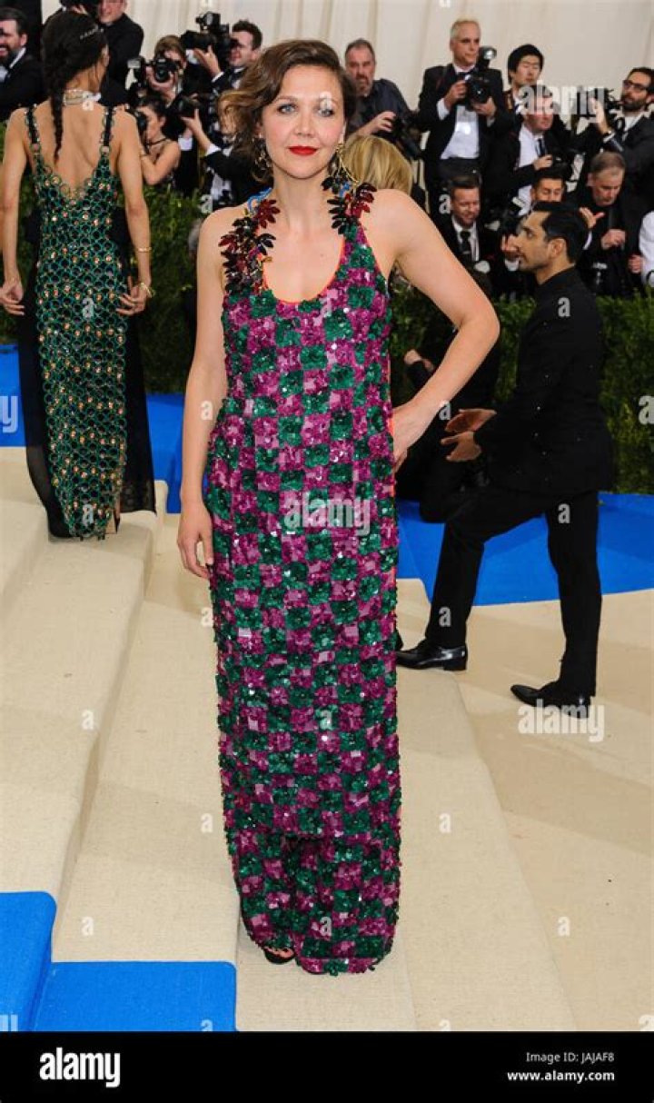 Maggie-Gyllanhall-met-gala-2017-beauty