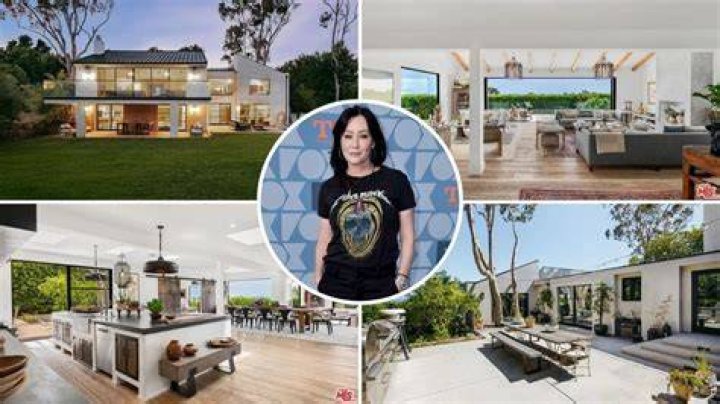 Malibu, CA - *EXCLUSIVE* - Beloved 'Friends' character Monica Geller turns 59! Actress Courteney Cox celebrated her 59th birthday in Malibu's Soho House with her friends Jennifer Aniston and Mary McCormack. Cox arrived there around 7:30Pm and left at 11PM. Pictured: Courteney Cox, Jennifer Aniston, Mary McCormack BACKGRID USA 16 JUNE 2023 BYLINE MUST READ: The Hollywood JR / BACKGRID USA: +1 310 798 9111 / UK: +44 208 344 2007 / *UK Clients - Pictures Containing Children Please Pixelate Face Prior To Publication*