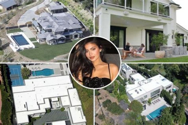 Malibu, CA - *EXCLUSIVE* - Kylie Jenner and Travis Scott were seen arriving for a romantic dinner at Lucky's in Malibu. Pictured: Kylie Jenner, Travis Scott BACKGRID USA 14 AUGUST 2022 USA: +1 310 798 9111 / UK: +44 208 344 2007 / *UK Clients - Pictures Containing Children Please Pixelate Face Prior To Publication*