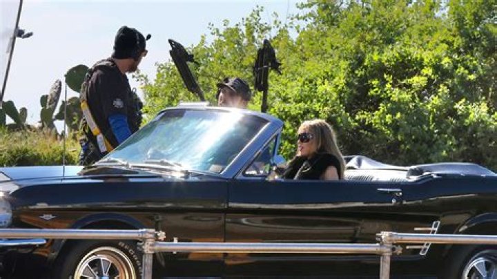 Malibu, CA - *EXCLUSIVE* - Miley Cyrus and her boyfriend Maxx Morando enjoy brunch with their friends in Malibu. Pictured: Miley Cyrus BACKGRID USA 27 NOVEMBER 2022 BYLINE MUST READ: RMBI / BACKGRID USA: +1 310 798 9111 / UK: +44 208 344 2007 / *UK Clients - Pictures Containing Children Please Pixelate Face Prior To Publication*