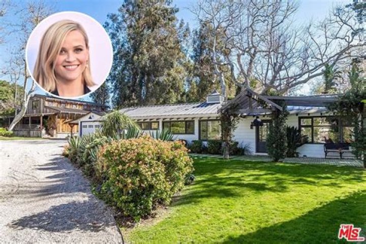 Malibu, CA - *EXCLUSIVE* - Reese Witherspoon stops at SunLife Organics for breakfast with her daughter Ava. The 'Big Little Lies' actress was casual in black athletic gear, while her mini-me daughter sported a colorful tie-dye shirt and jeans. Pictured: Reese Witherspoon, Ava Elizabeth Phillippe BACKGRID USA 22 SEPTEMBER 2019 USA: +1 310 798 9111 / UK: +44 208 344 2007 / *UK Clients - Pictures Containing Children Please Pixelate Face Prior To Publication*