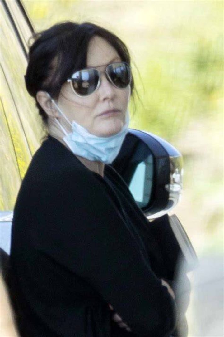Malibu, CA - *EXCLUSIVE* - Shannen Doherty first time seen after announcing Nasty divorce for her husband and first time seeing after long days at hospital fighting cancer stage 4in her brain takes her mom to Zoho restaurant in Malibu for dinner Pictured: Shannon Doherty Pictured: Shannen Doherty BACKGRID USA 22 JUNE 2023 BYLINE MUST READ: RMBI / BACKGRID USA: +1 310 798 9111 / UK: +44 208 344 2007 / *UK Clients - Pictures Containing Children Please Pixelate Face Prior To Publication*