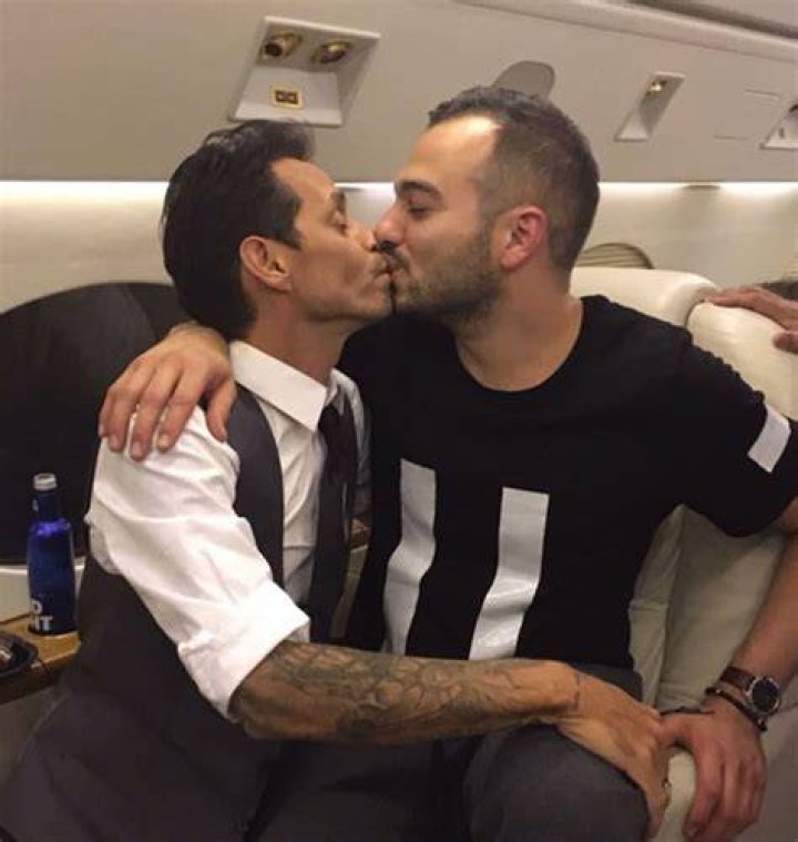 marc-anthony-kisses-all-his-friends-after-lip-lock-with-jennifer-lopez-ftr