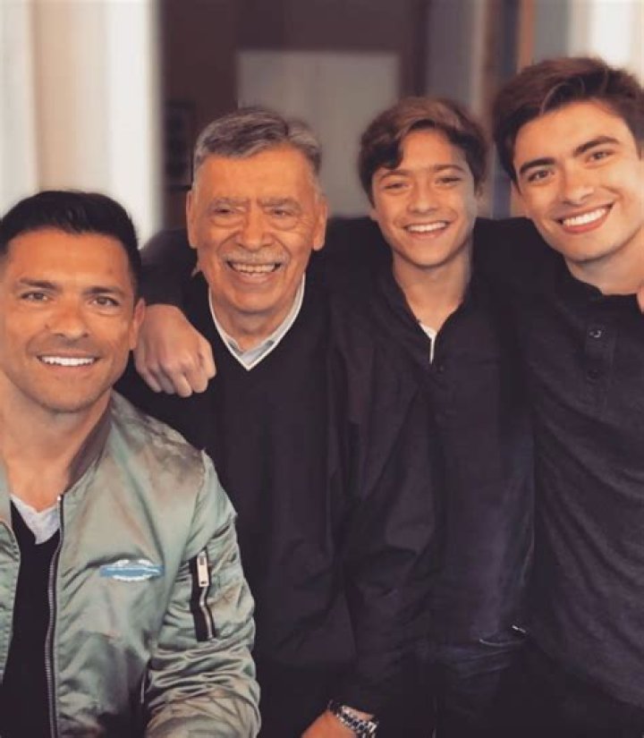 mark consuelos sons lookalike pic