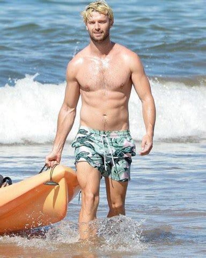 Maui, HI - *EXCLUSIVE* - Patrick Schwarzenegger and a group of friends got in some kayaking in Maui today. Schwarzenegger showed off his new blond locks as well as his bulging muscles while out enjoying the beautiful Maui weather and clear blue waters. Pictured: Patrick Schwarzenegger BACKGRID USA 16 JANUARY 2022 BYLINE MUST READ: Stewy / BACKGRID USA: +1 310 798 9111 / UK: +44 208 344 2007 / *UK Clients - Pictures Containing Children Please Pixelate Face Prior To Publication*