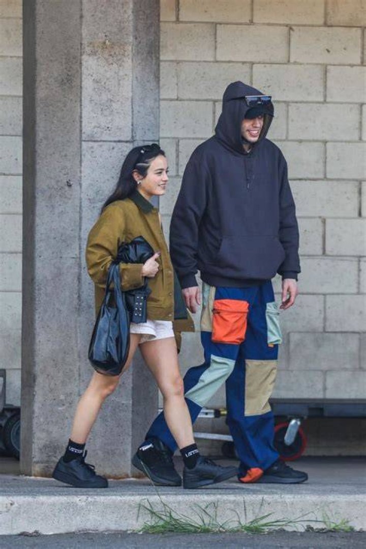 Maui, HI - *EXCLUSIVE* - Pete Davidson and Chase Sui Wonders leave Hawaii after a romantic week. Pictures were taken on 01/26/22. Pictured: Pete Davidson and Chase Sui Wonders BACKGRID USA 29 JANUARY 2023 BYLINE MUST READ: BACKGRID USA: +1 310 798 9111 / UK: +44 208 344 2007 / *UK Clients - Pictures Containing Children Please Pixelate Face Prior To Publication*
