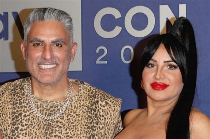 Mercedes Javid, Reza