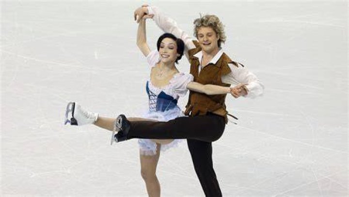 meryl-davis-charlie-white-skipping-2018-olympics-ftr
