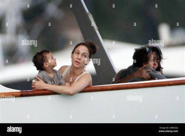 Miami, FL - Jennifer Lopez takes some time to exercise on a Sunday morning in Miami. Pictured: Jennifer Lopez BACKGRID USA 24 JANUARY 2021 USA: +1 310 798 9111 / UK: +44 208 344 2007 / *UK Clients - Pictures Containing Children Please Pixelate Face Prior To Publication*