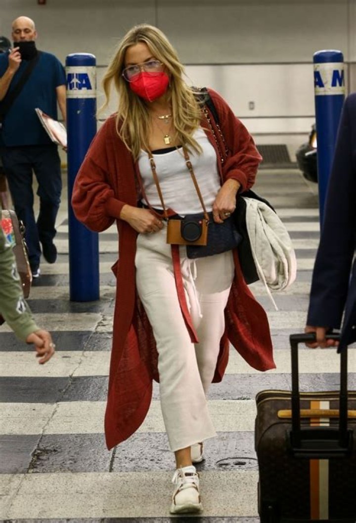 Miami, FL - Kate Hudson arrives at her Sunday yoga event at Nikki Beach in Miami and the event sees a large crowd of yoga goers ready to exercise! Kate strolls into the event in a bright and bold pink workout set paired with white Balenciaga slides and a grey sweater top. Pictured: Kate Hudson BACKGRID USA 27 FEBRUARY 2022 USA: +1 310 798 9111 / UK: +44 208 344 2007 / *UK Clients - Pictures Containing Children Please Pixelate Face Prior To Publication*