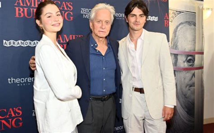 Michael, Dylan & Carys At The &lsquo;Rogue One&rsquo; Premiere